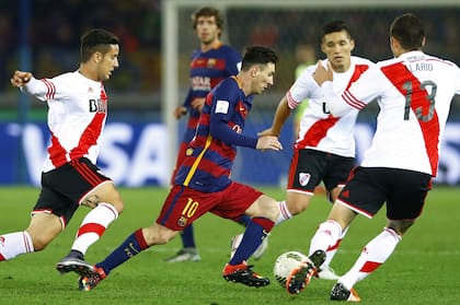 Messi en acción contra River, en la final del Mundial de Clubes 2015