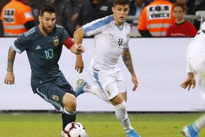Messi en acción en el amistoso jugado por la Argentina y Uruguay en Tel Aviv, Israel, en octubre de 2019; ambas selecciones iban a enfrentarse el 26 de marzo en Santiago del Estero, pero la ventana de la eliminatoria quedó postergada para junio.