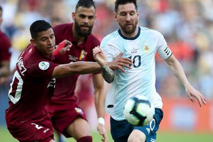 Messi en acción en el último cruce con Venezuela, el 2-0 favorable a la Argentina en los cuartos de final de la Copa América Brasil 2019.