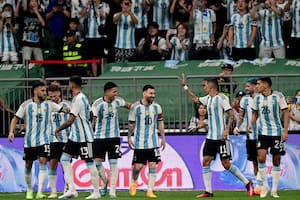 Con la magia del capitán y el debut de Garnacho, Argentina le ganó por 2-0 a Australia