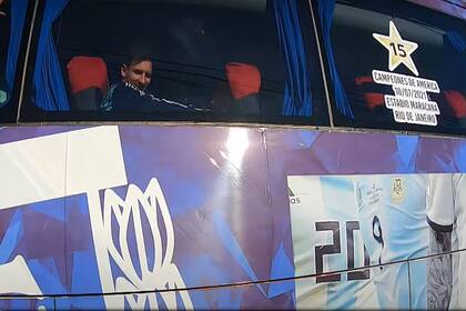 Messi en el Colectivo del seleccionado Argentino llegando al predio deportivo de la AFA en Ezeiza.