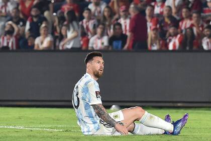 Messi, en el piso, victima de alguna infracción; se repartieron los jugadores paraguayos para detener con golpes al capitán argentino  