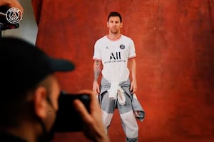 La presentación "escolar" de la nueva camiseta de PSG con Messi como modelo