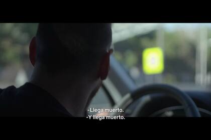 Messi en su auto, acompañado por Luis Suárez... y una cámara del documental