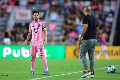 Messi, en una charla con Javier Mascherano en medio del partido (Photo by Megan Briggs / GETTY IMAGES NORTH AMERICA / Getty Images via AFP)