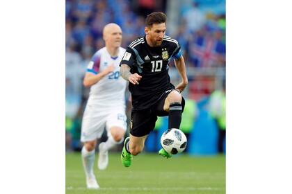 Messi en una jugada contra Islandia