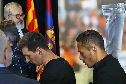 Messi encabeza la fila, con Adriano detrás, en el homenaje a Vilanova