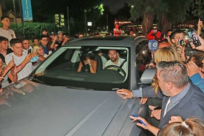 Messi entrando con su familia al salón de fiestas donde festejaron el cumpleaños de su sobrina