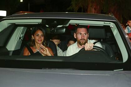 Messi entrando con su familia al salón de fiestas donde festejaron el cumpleaños de su sobrina