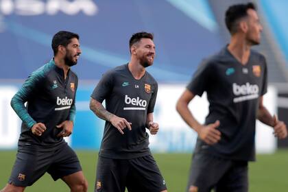 Messi, entre su amigo Suárez y Busquets, antes de la derrota en Lisboa