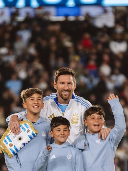 Messi entró a la cancha con sus tres hijos, Thiago, Ciro y Mateo (Foto: Instagram @antonelaroccuzzo / @chinasanjuann)