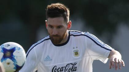 Messi es el único de los titulares que puede pensar en la pelota sin preocupaciones extra
