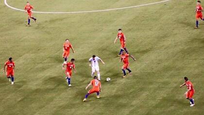 Messi es marcado por los nueve jugadores de campo de Chile (Díaz ya había sido expulsado)