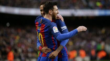 Messi festeja con Neymar