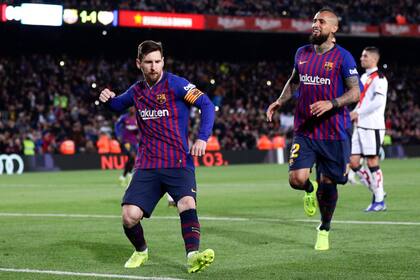 Messi festeja con Vidal el segundo gol del Barcelona.