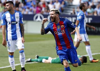 Messi festeja su primer gol, tras un toque de zurda