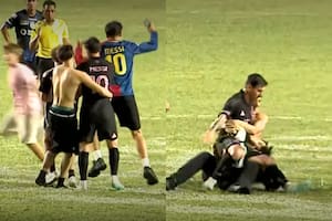 Video: un hincha tacleó a Messi y lo tiró al piso en un amistoso