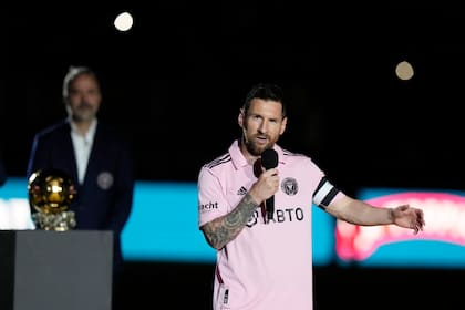 Messi habla a los hinchas en el homenaje de Inter Miami por su Balón de Oro, en noviembre; el argentino es reverenciado en Estados Unidos.