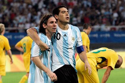 Messi heredó la camiseta número 10 en 2009; su antecesor fue Juan Román Riquelme