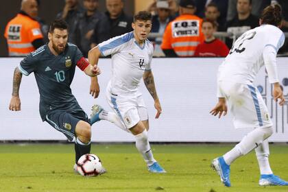 Messi hizo dos goles de penal en la gira