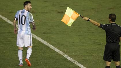 Messi increpó a la terna arbitral brasileña que dirigió ante Chile