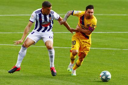 Messi intenta dejar atrás a Ruben Alcaraz; el rosarino tuvo un buen primer tiempo y luego decayó, como todo Barcelona, salvo el arquero Ter Stegen.