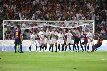 Messi jugó y ganó con Barcelona ante Sevilla, en la Final de la Supercopa de España, en el IBN Battuta de Tanger