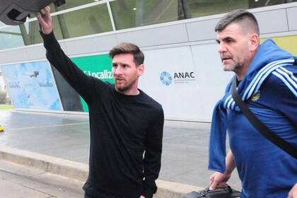 Messi junto a Daddy, el masajista de la selección y una de las personas más cercanas a él