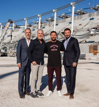Messi junto a los propietarios del Inter Miami en el nuevo estadio (Foto: @leomessi)