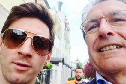 Messi, junto a Poser, su médico