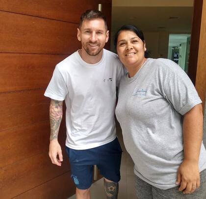 Messi junto a una mujer que también pudo saludarlo y fotografiarse con él