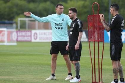 Messi, junto al entrenador Lionel Scaloni