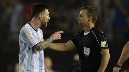 Messi la reclama a Emerson Augusto de Carvalho, en el último Argentina-Chile