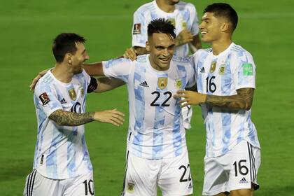 Messi, Lautaro Martínez y Joaquín Correa festejan un gol ante Venezuela, el jueves pasado: el capitán junto a los jóvenes delanteros, un mix que abastece a la selección