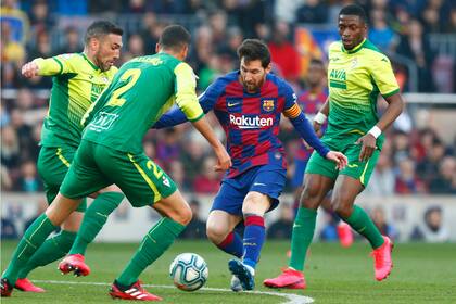 Messi le tira el caño a Arbilla, el defensor de Eibar: después completará la obra con un toque de zurda