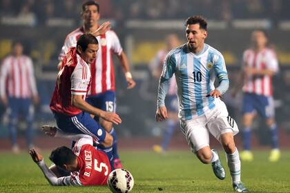 Messi lleva la pelota; los rivales chocan detrás de él