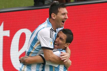 Messi llevado en andas por Di María, dos "fracasados" de la última década de la selección; la última vez que compartieron el equipo nacional fue en la Copa América Brasil 2019