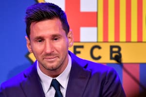 El mensaje que pone en duda la imagen que recorrió el mundo: "Messi no lloraba por no seguir en Barcelona"