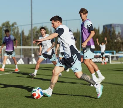 Messi maniobra entre Marcos Senesi y Nicolás Paz durante la práctica de este martes en Ezeiza.
