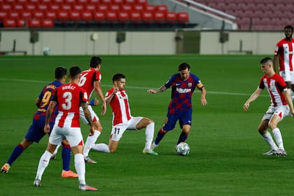 Messi maniobra rodeado de rivales; se sintió mejor acompañado cuando entraron los juveniles Ansu Fati y Riqui Puig