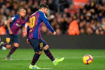 Messi marca el descuento de penal