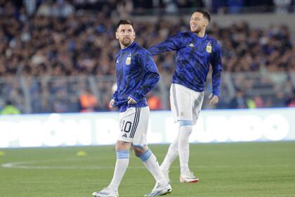 Messi mira a la tribuna, antes del partido, con Ocampos detrás. River le regaló un palco para 12 personas