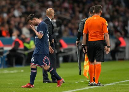 Messi mirando hacia abajo después de ser sustituido en el partido de Paris Saint-Germain ante Lyon.