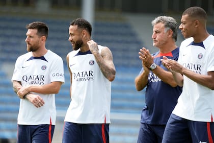 Messi, Neymar, el DT Christophe Galtier y Kylian Mbappe, en un entrenamiento