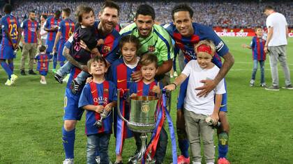 Messi, Neymar, Suárez y los hijos de todos ellos con la Copa