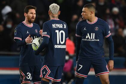 Messi, Neymar y Kylian Mbappé, el tridente ofensivo de PSG, que visitará a Clermont.