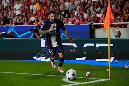 Messi no juega desde el 1-1 contra Benfica en Lisboa, en el que marcó un golazo; en ese partido sintió una molestia en una pantorrilla.