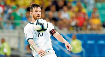 Messi no jugó un buen partido, pero anotó el gol de Argentina, de penal.