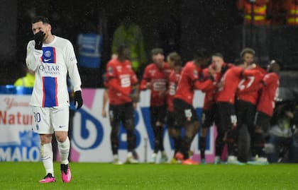 Messi no lo puede creer; atrás, todo Rennes celebra el gol de Traoré