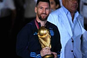 Messi no se ha desprendido de la copa desde ganarla